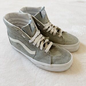 VANS | Women’s High Top Sueded Sneakers